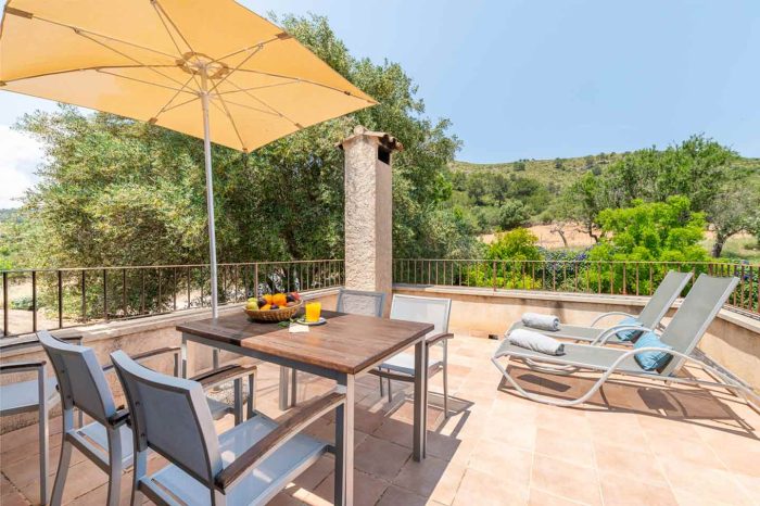 apartamentos vistas terraza mesa son siurana agroturismo mallorca